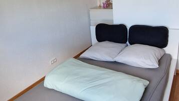 3 slaapkamers, een bureau, een strijkplank/strijkijzer, reisbedje