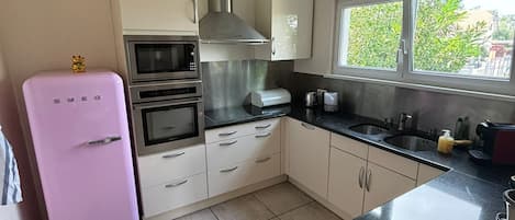 Micro-ondes, four, plaque de cuisson, lave-vaisselle