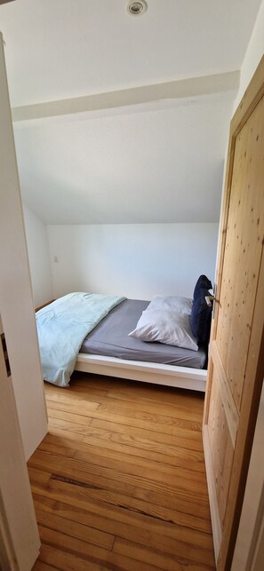 3 bedrooms, desk, iron/ironing board, travel cot