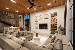 Deluxe-huvila, parveke, näköala uima-altaalle | Oleskelualue | 32–tuumainen äly-TV, jossa digitaalikanavat