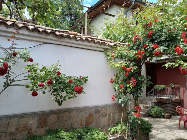 House, 2 Bedrooms, Smoking, Patio | Garden