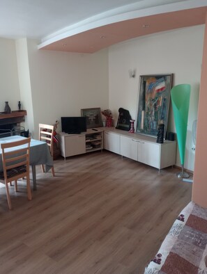 Talo, 2 makuuhuonetta, tupakointi sallittu, patio | Olohuone | Kirjoja