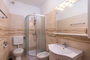 Bidet, Handtücher, Toilettenpapier