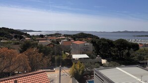 Ein Küstenwohngebiet mit Häusern, einem Yachthafen und freiem Blick auf das Meer.