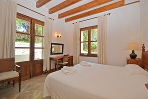 5 bedrooms, iron/ironing board, free WiFi, bed sheets