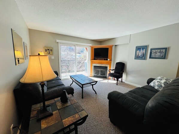 Smart TV, fireplace, DVD player