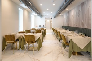 Cocina italiana con mesas al aire libre
