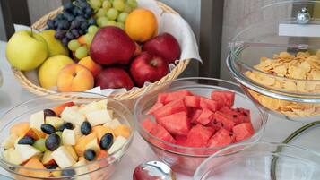 อาหารเช้าแบบบุฟเฟ่ต์ทุกวัน (EUR 20 ต่อคน)