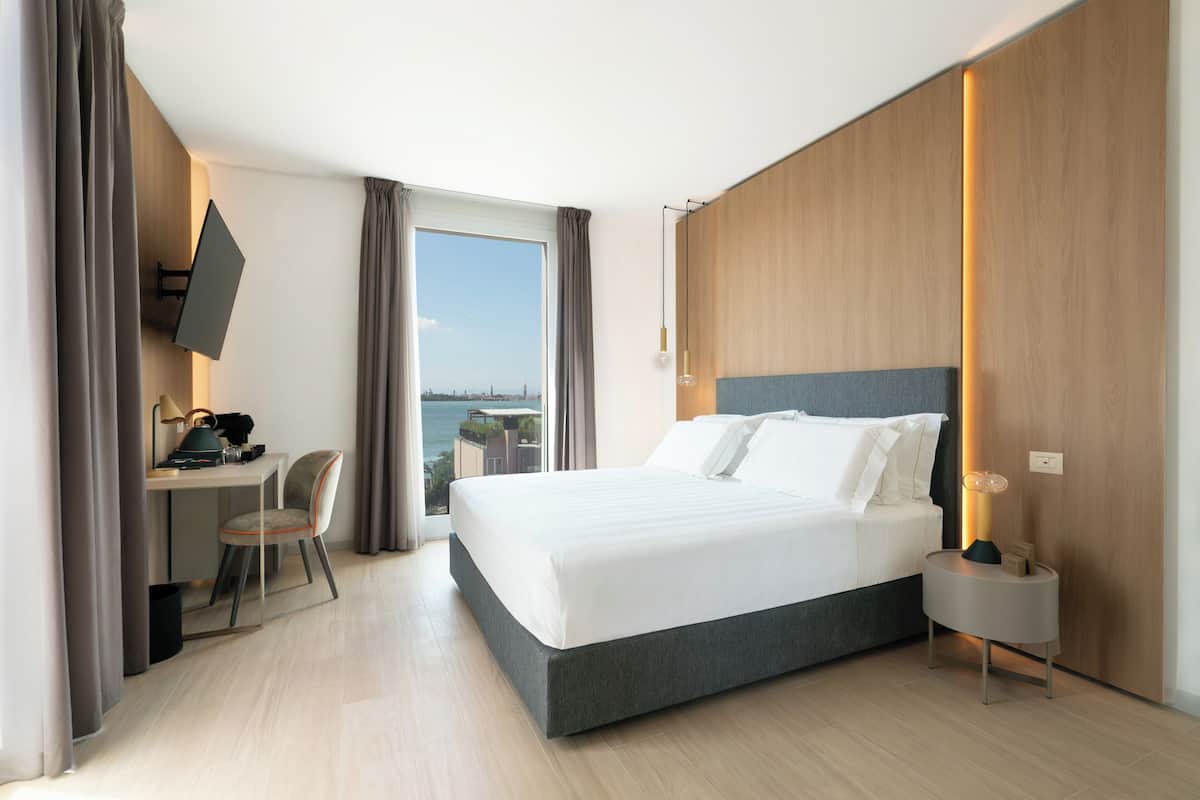 Habitación Premium, vista a la laguna | Ropa de cama de alta calidad y minibar