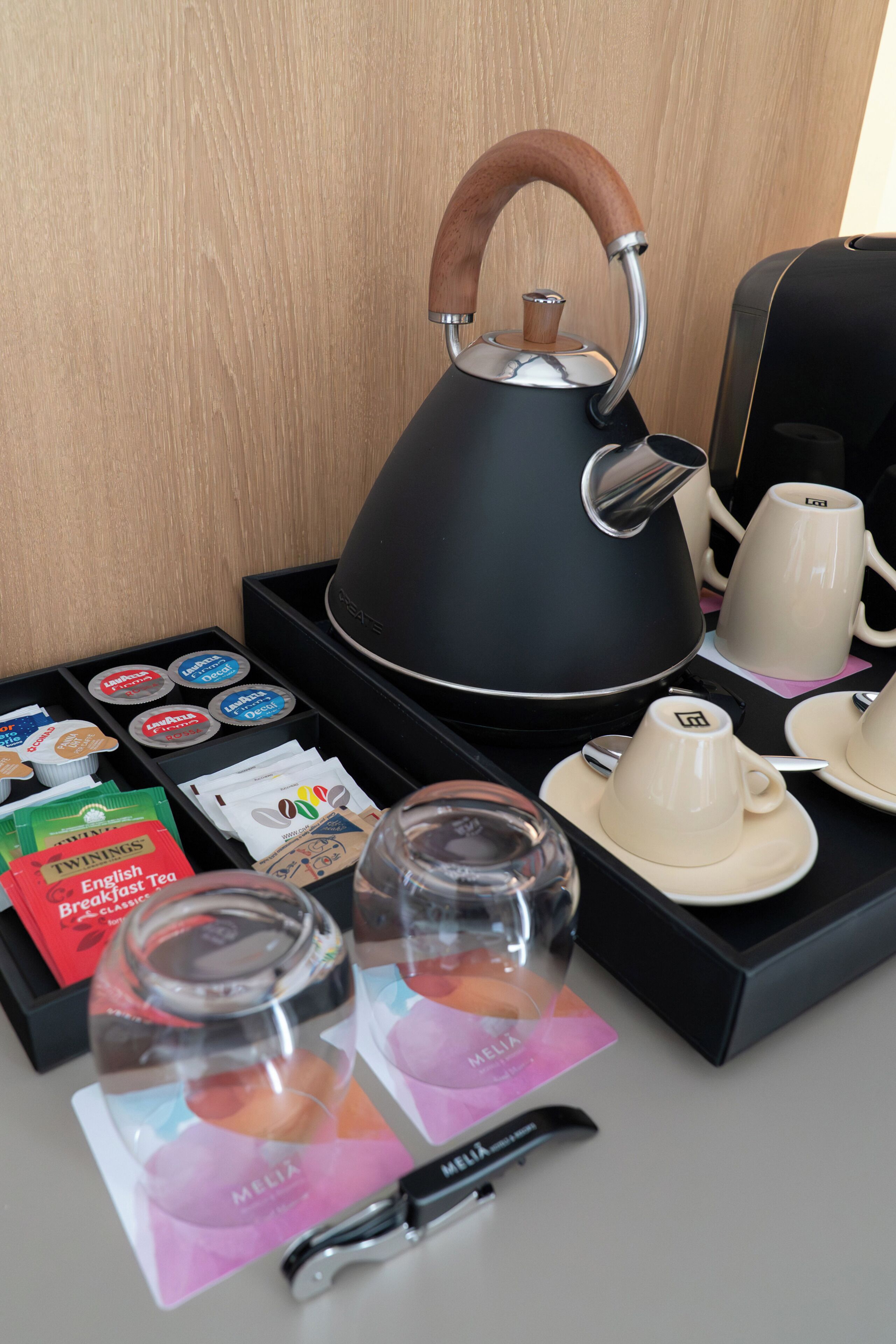Juego de té que incluye tetera, tazas, platillos y sobres de té.