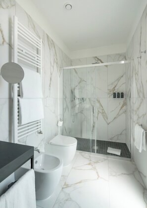 Chambre Prestige, vue sur la lagune | Salle de bain | Douche, douche cascade, séchoir à cheveux, pantoufles