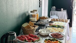 Un bufet ple d'una varietat d'aliments i una cafetera.