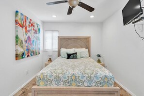 Tabla de planchar con plancha, cuna de viaje, wifi y ropa de cama 