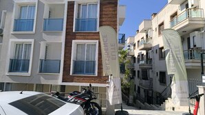 A multi-story building with a sign for 'ERC Insaat Elite Residence'. - Elite Residence PLUS (Izmir)