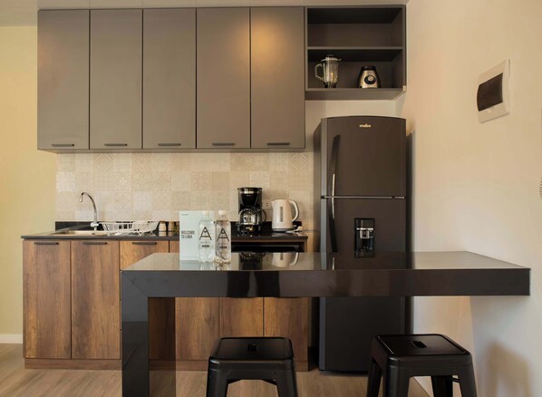 Refrigerador, microondas, parrilla de estufa y lavavajillas