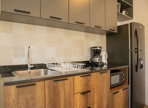 Réfrigérateur, micro-ondes, plaque de cuisson, lave-vaisselle