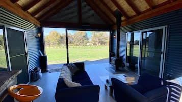 Cabin, 2 phòng ngủ, hiên, quang cảnh vườn | Phòng khách
