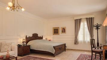 8 bedrooms, iron/ironing board, WiFi, bed sheets