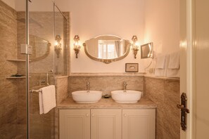 Shower, hair dryer, towels, soap - Private fully serviced villa in Maadi, with a private pool, kitchen and garden. (Cairo Governorate)