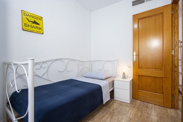 Iron/ironing board, free WiFi, bed sheets