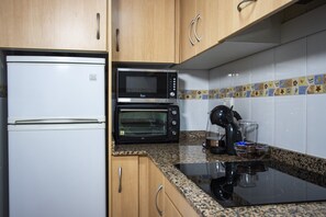 Réfrigérateur, micro-ondes, plaque de cuisson, cafetière/bouilloire