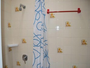 Ferienhaus, 2 Schlafzimmer, Gartenblick | Dusche im Bad