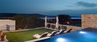Luxury Villa Casa Sorelle seaview infinity heated pool, bbq, family