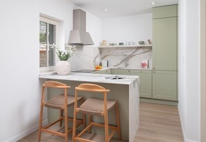 Fridge, oven, stovetop, dishwasher