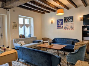 TV, table football, books, video library - Between Anjou vines and memories of yesteryear: Gîte de L'Ancienne Boulangerie (Terranjou)