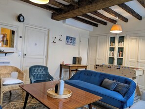 TV, table football, books, video library - Between Anjou vines and memories of yesteryear: Gîte de L'Ancienne Boulangerie (Terranjou)