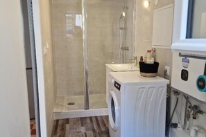 Dusche, Handtücher, Toilettenpapier