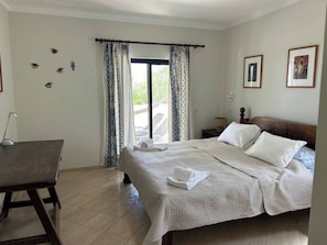 2 bedrooms, desk, iron/ironing board, WiFi