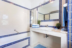 Douche, sèche-cheveux, bidet, serviettes fournies
