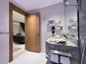 Baignoire à remous, séchoir à cheveux, bidet, serviettes fournies