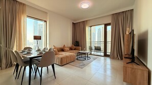 Departamento estándar, 2 habitaciones | Área de sala de estar | Televisión de pantalla plana de 32 pulgadas con canales vía satélite 
