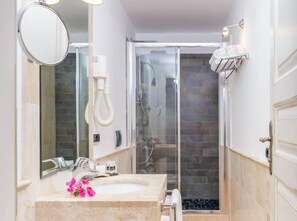 Family Room | Bathroom - Nicolaus Prime Villas   (Castiadas)