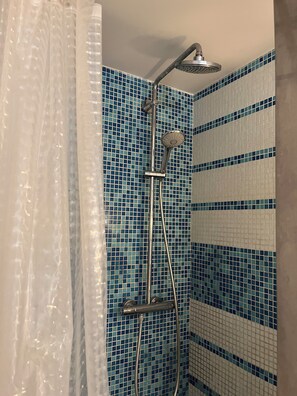 Secador de cabelo, toalhas de banho, papel higiênico