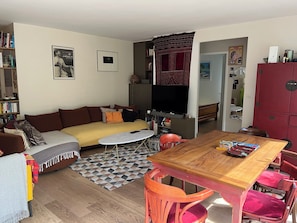 Smart TV, libri, monitor per computer, stampante
