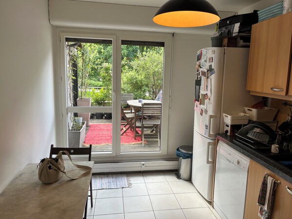 Fridge, microwave, oven, stovetop - Green, quiet, spacious and bright apartment 15 minutes from Paris. (Nanterre)