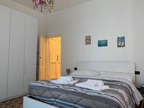 1 dormitorio, tabla de planchar con plancha, wifi y ropa de cama