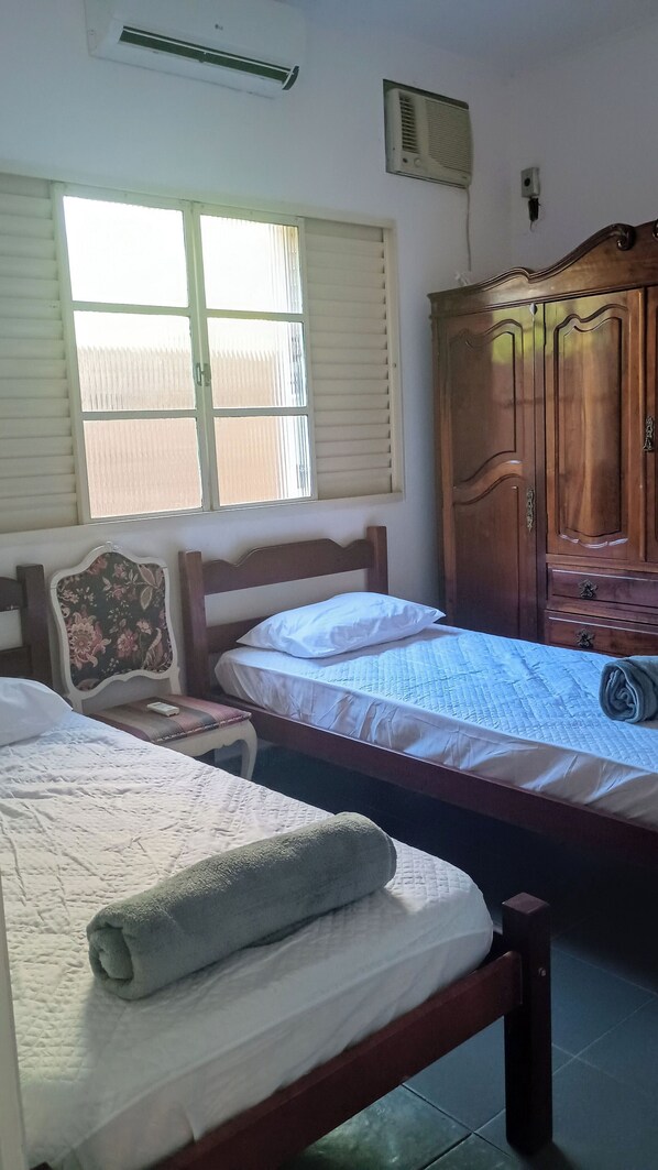 3 bedrooms, desk, free WiFi, bed sheets