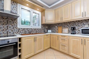 Fridge, oven, stovetop, coffee/tea maker