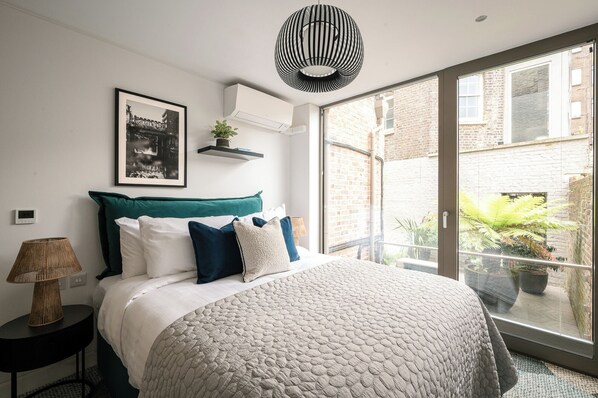 Superior Duplex | Laptop workspace, iron/ironing board, free WiFi