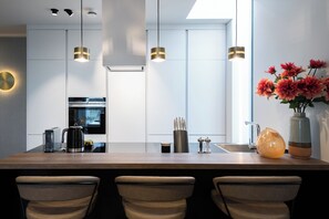 Dúplex superior | Cocina privada | Frigorífico, microondas, horno y placa de cocina