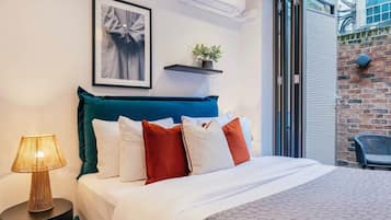 Laptop workspace, iron/ironing board, free WiFi, bed sheets