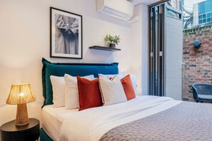 Laptop workspace, iron/ironing board, free WiFi, bed sheets