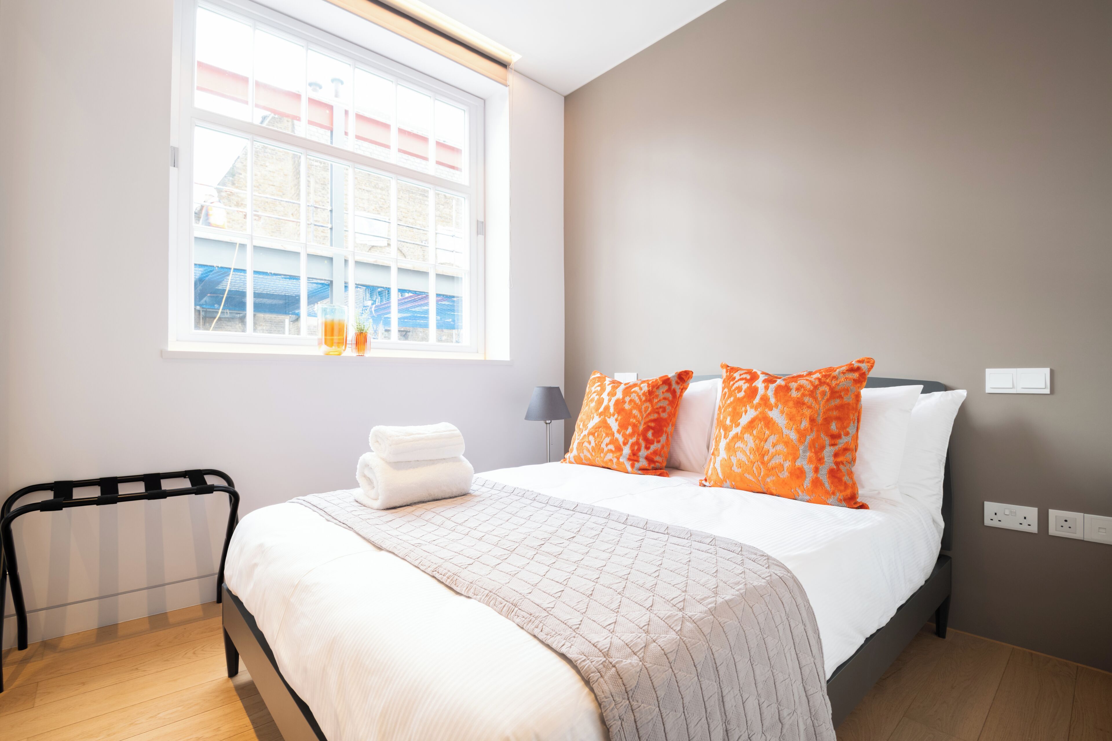 Estudio Confort | Espacio para trabajar con un portátil y tabla de planchar con plancha