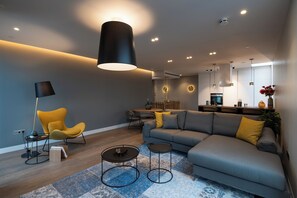 Dúplex superior | Zona de estar | Una televisión de pantalla plana