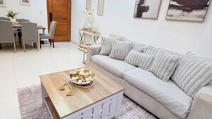 Ein modernes Wohnzimmer mit einer Couch, einem Couchtisch und einem Essbereich.