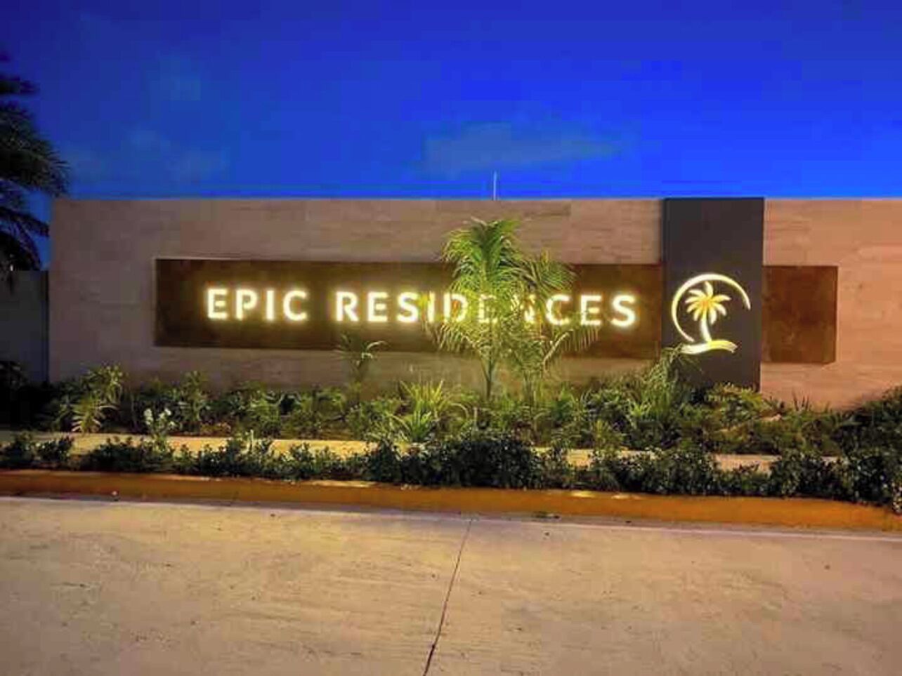 Un immeuble avec une enseigne indiquant « RÉSIDENCES ÉPIQUES » et un logo représentant un palmier.